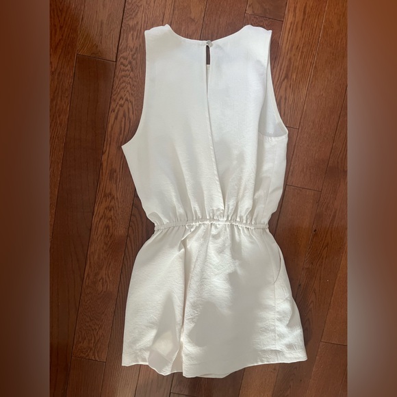 Hardly worn cream Aritzia romper - size XS - Picture 2 of 3